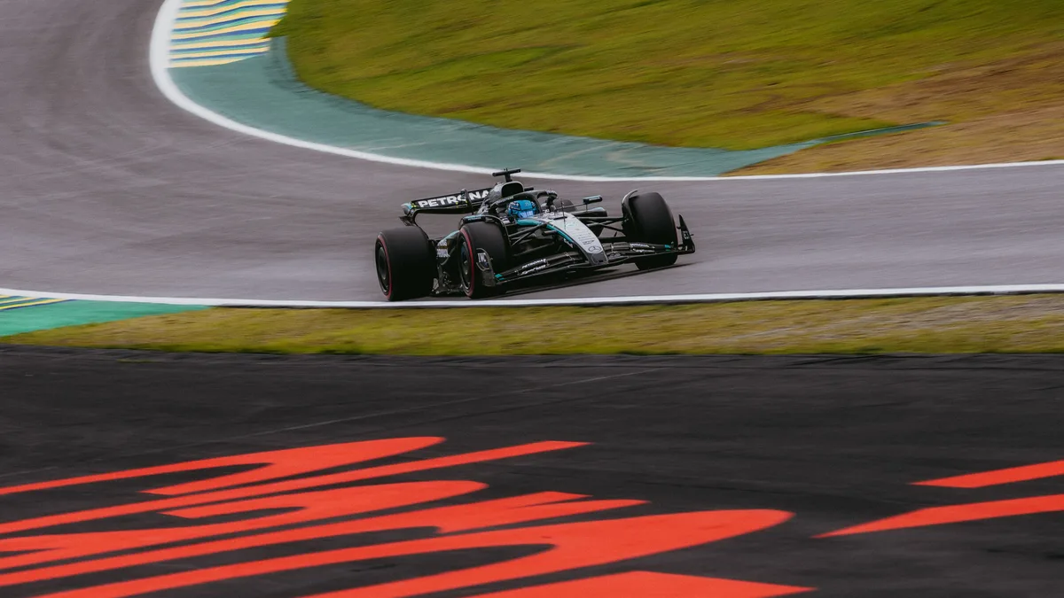 Carro de Fórmula 1 em alta velocidade na pista do circuito de Interlagos