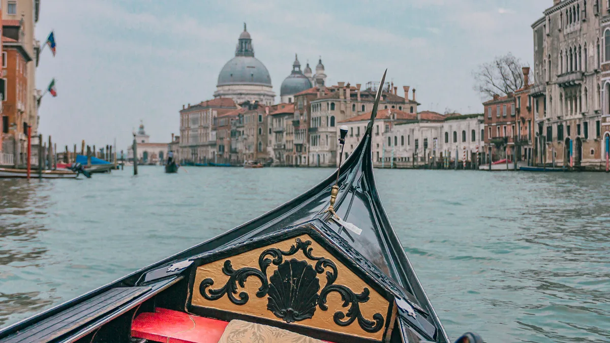 Gôndola navega pelo Grande Canal de Veneza, com a Basílica de Santa Maria della Salute ao fundo