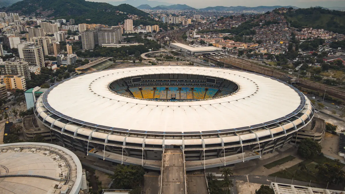 Vista aérea do estádio do Maracanã, no Rio de Janeiro, com sua estrutura circular e a cidade ao redor