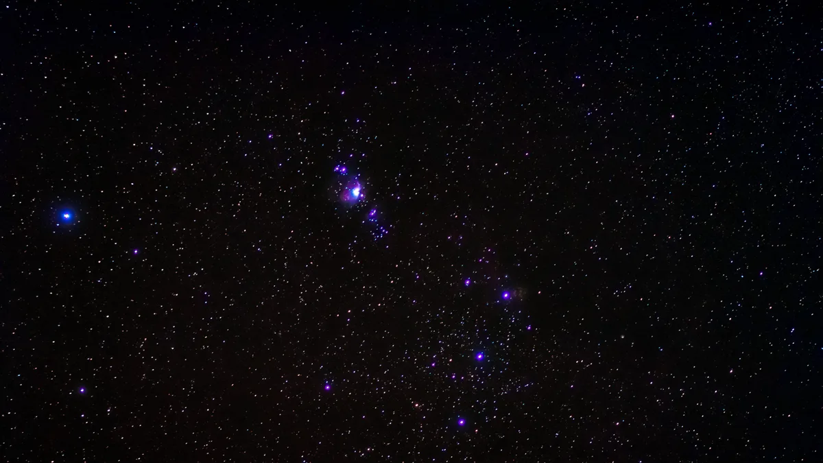 Céu noturno com a constelação de Órion visível entre milhares de estrelas